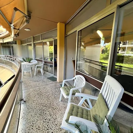Aeroport Seafront With Pool 아파트