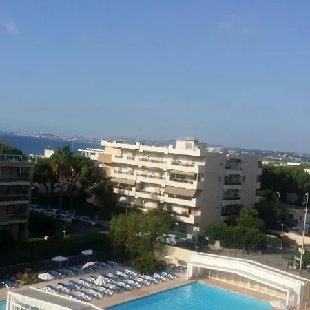 Aeroport Seafront With Pool 아파트