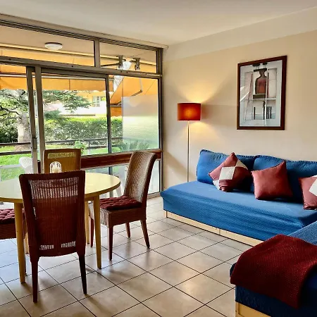 Aeroport Seafront With Pool